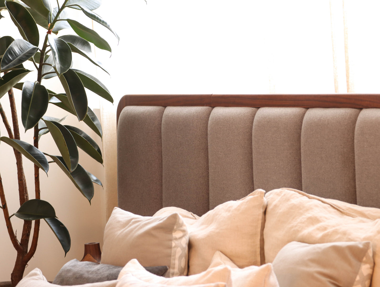 Cama Emu QS - Nogal / Tela (1 pieza disponible)