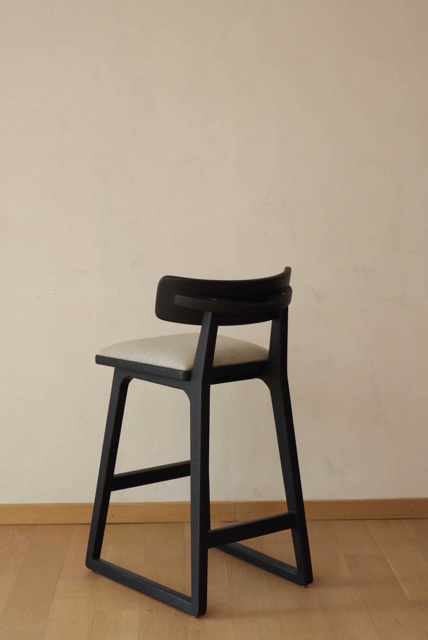 Banco Chara - Encino Negro / Tela (1 pieza disponible)