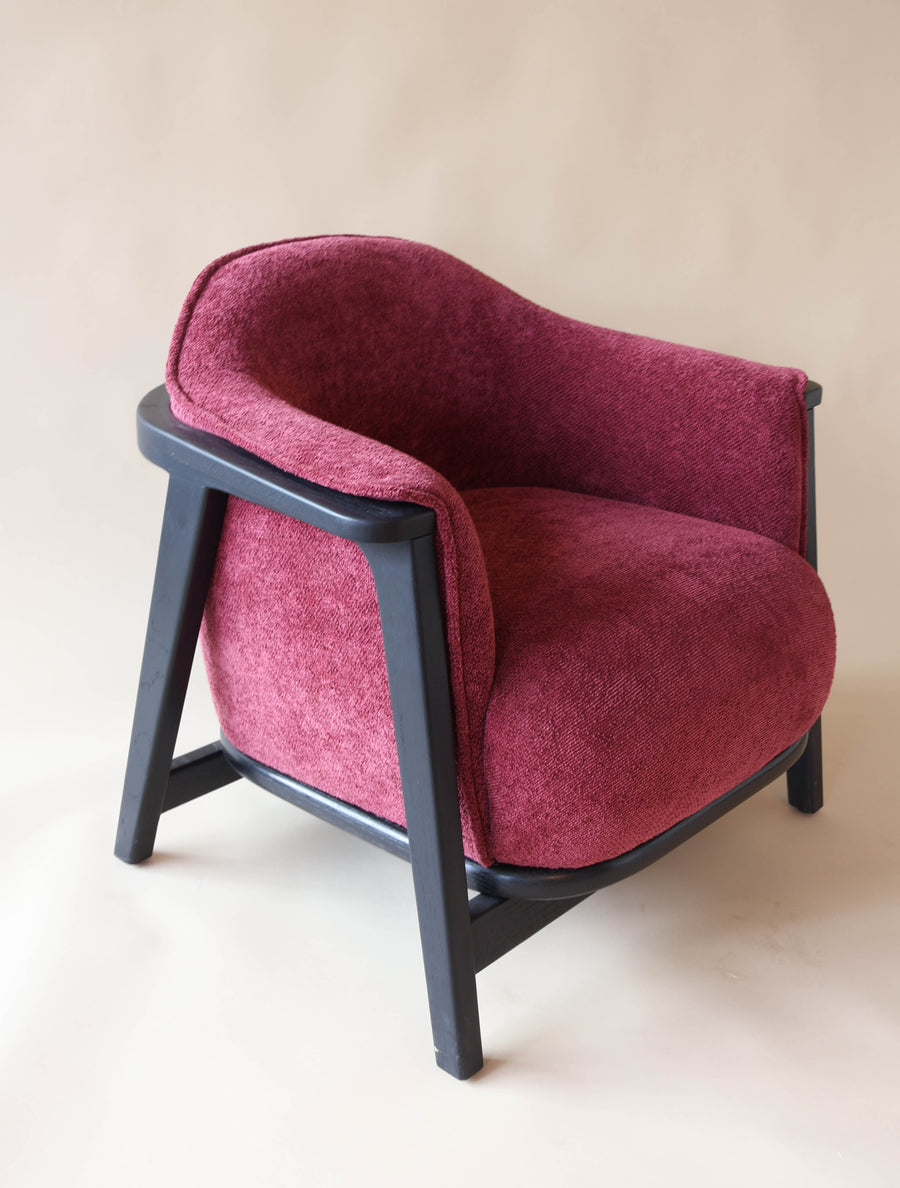 Sillón Matsu Encino Negro / Tela Vino (1 pieza disponible)
