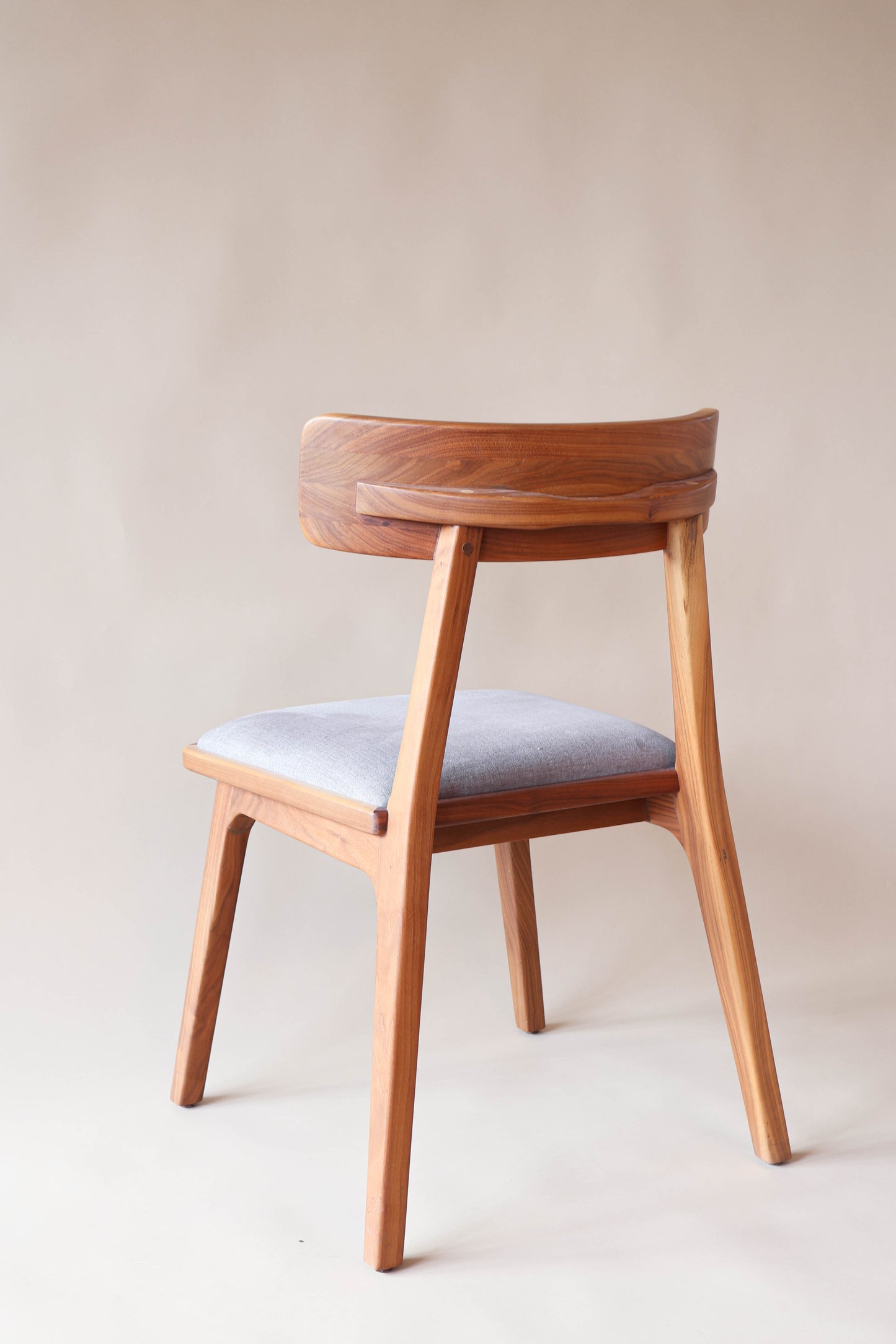 Silla Chara - Nogal / Tela Gris (1 pieza disponible)