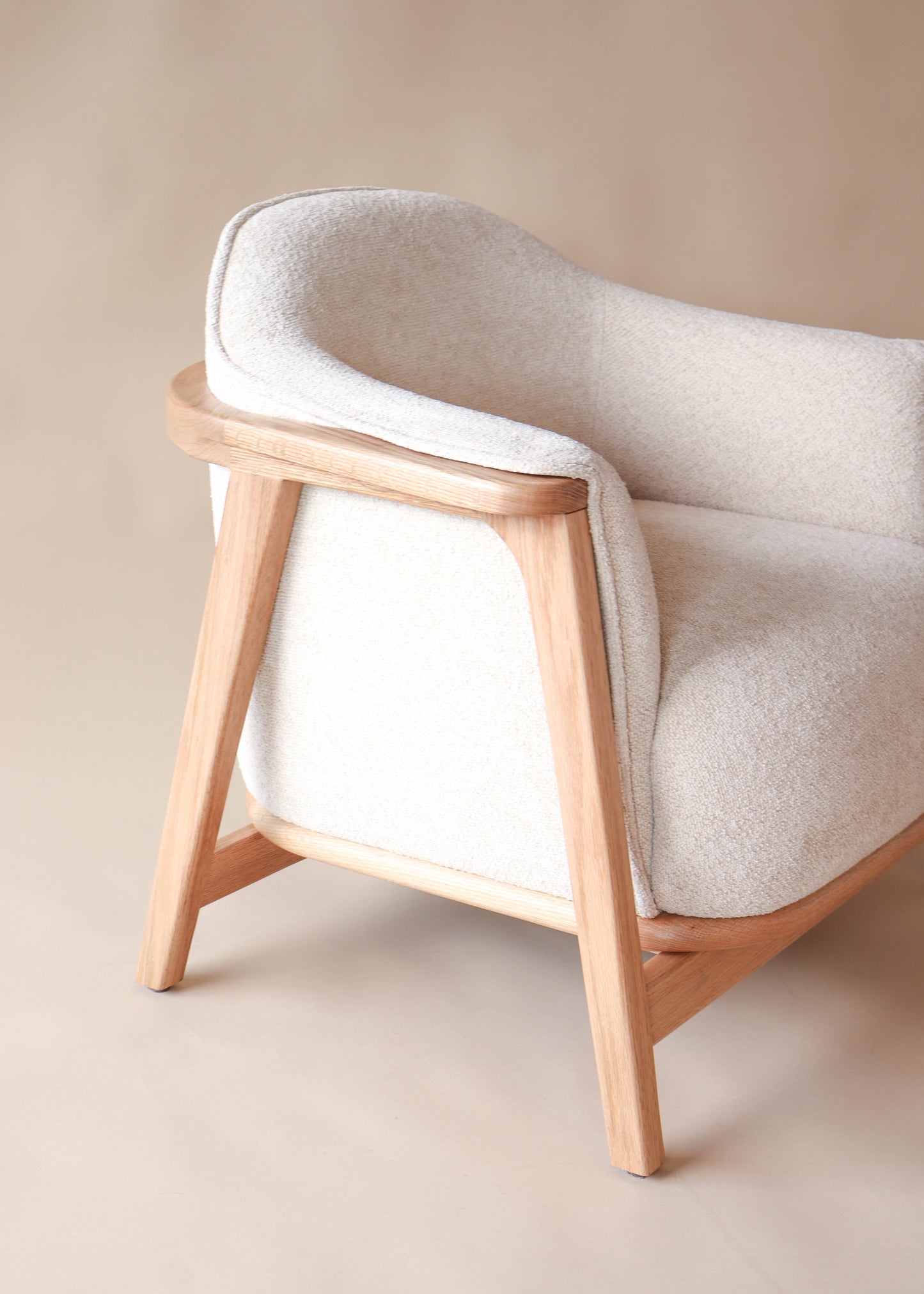 Sillón Matsu - Encino Blanco / Tela Clara (Agotado)