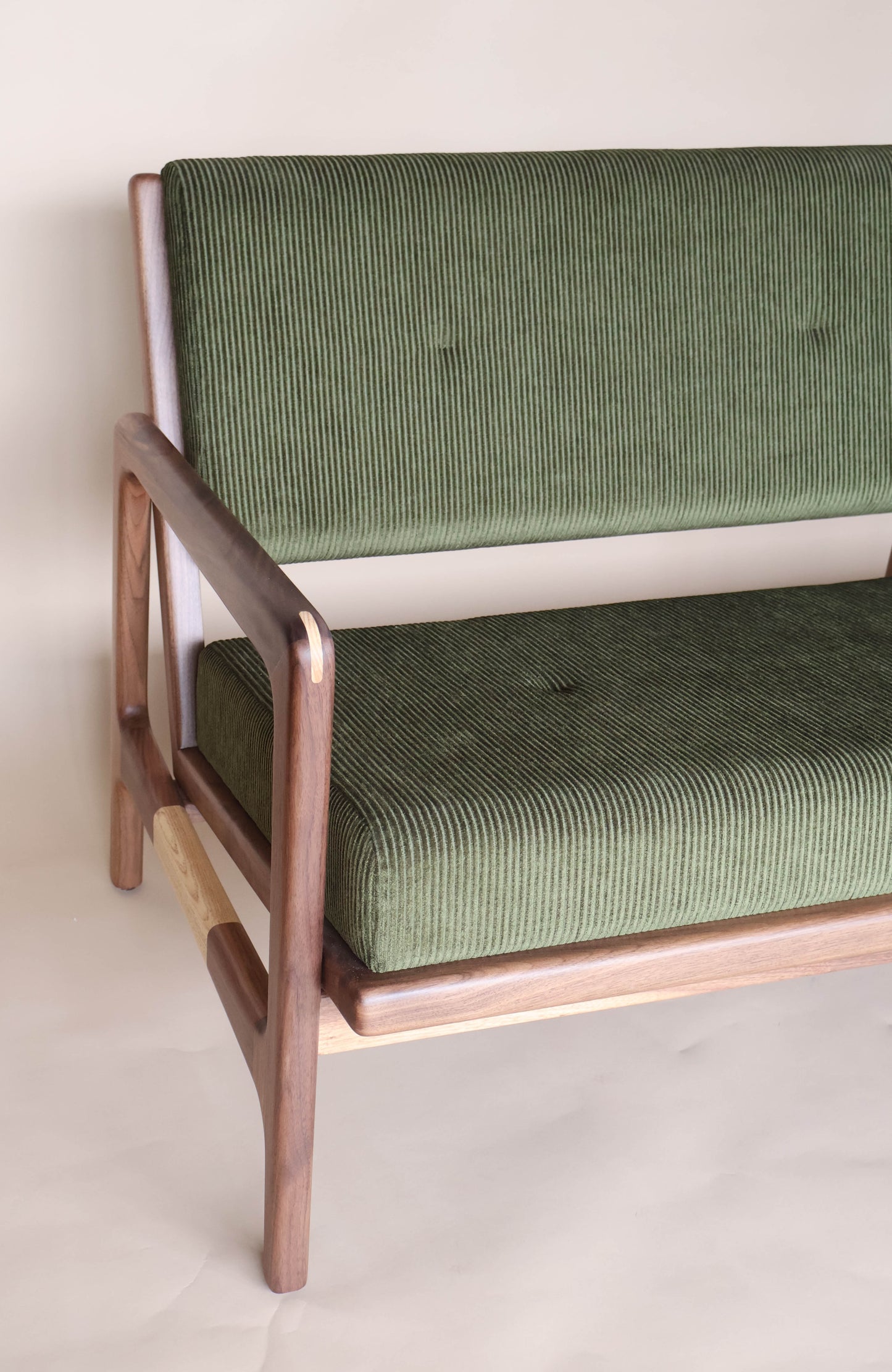 Love Seat Ibis, Nogal - Tela verde (1 pieza disponible)