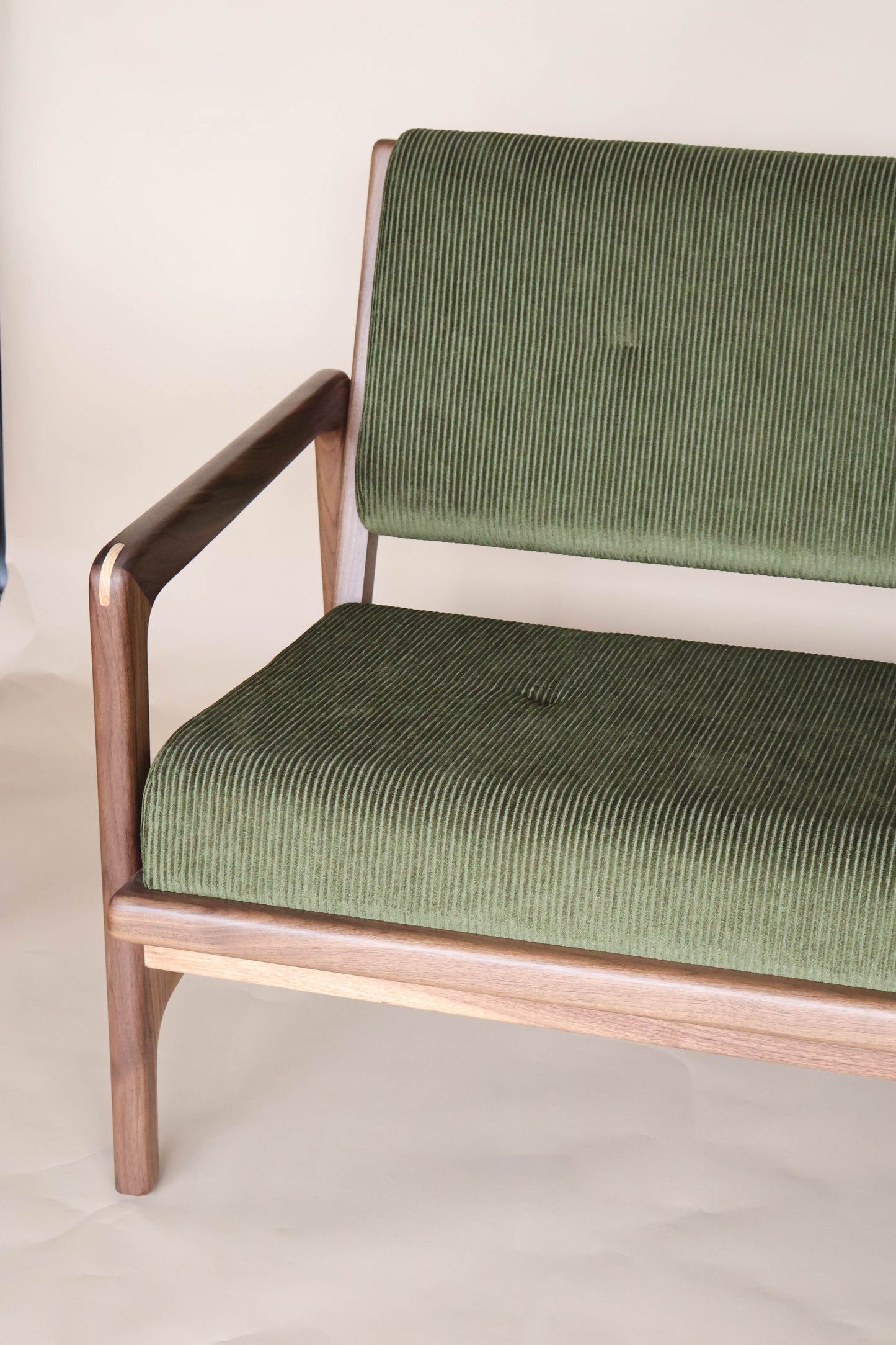 Love Seat Ibis, Nogal - Tela verde (1 pieza disponible)