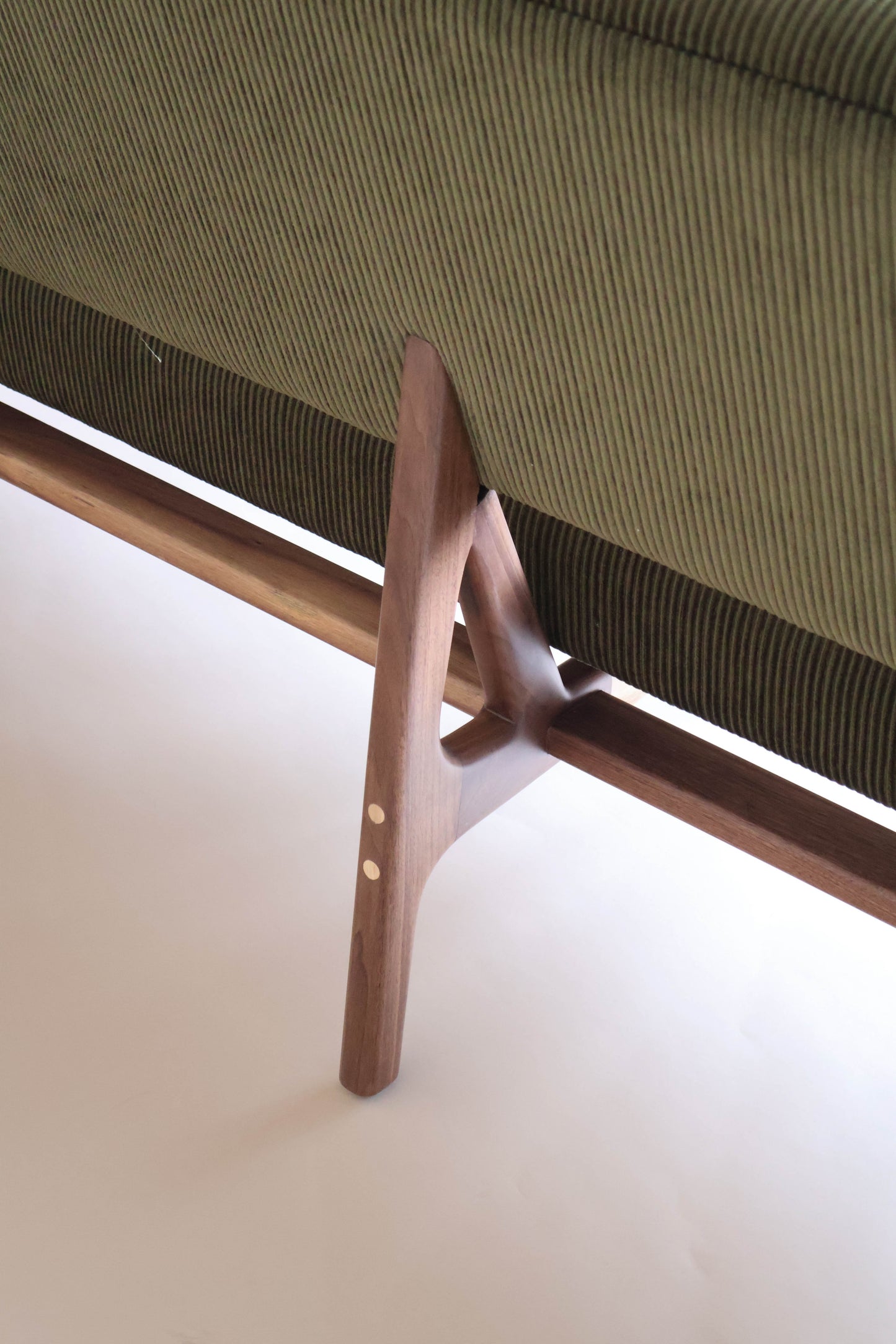 Love Seat Ibis, Nogal - Tela verde (1 pieza disponible)