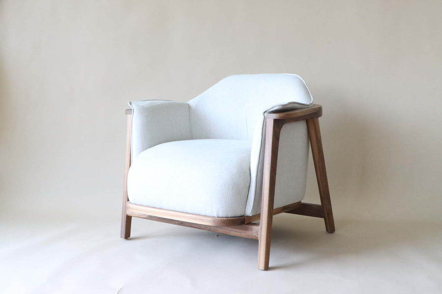 Sillón Matsu - Nogal/ Tela Tono Crudo (1 pieza disponible)