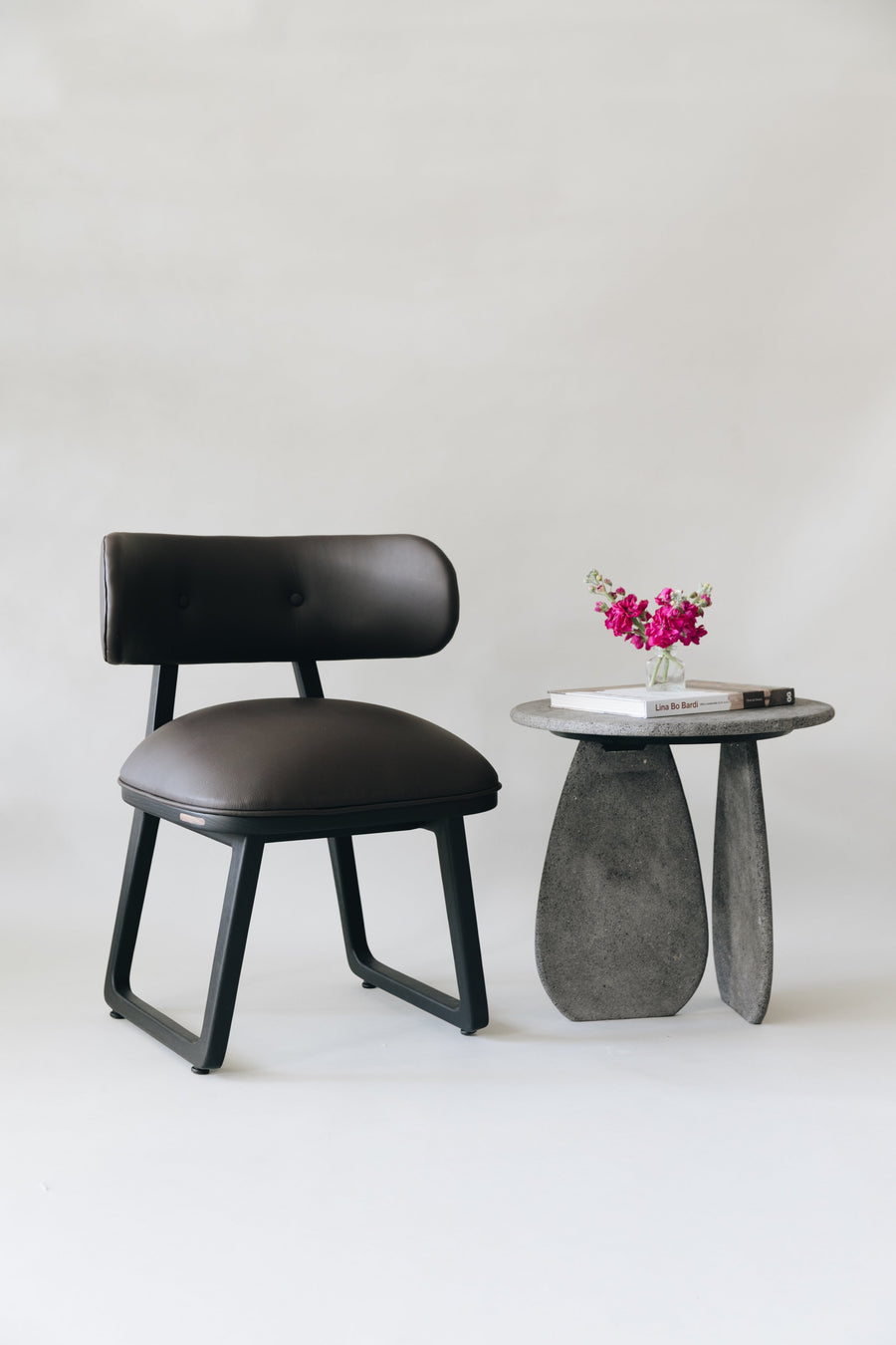 Silla Uma Encino Negro/ Piel Negra (1 pieza disponible)